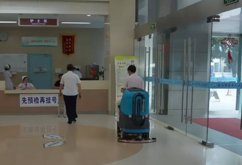 小型驾驶式洗地机在医院的使用